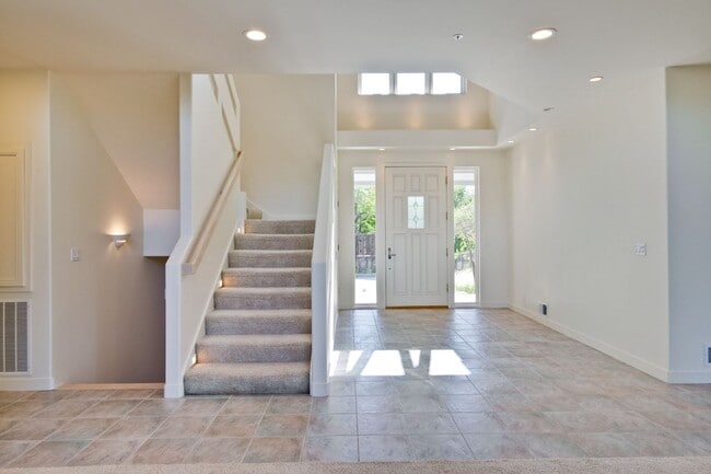 Building Photo - Large 3,767 sqft home on a 10,000 sqft lot- 2 bed located on 1st floor w/ separate entrance - Top...