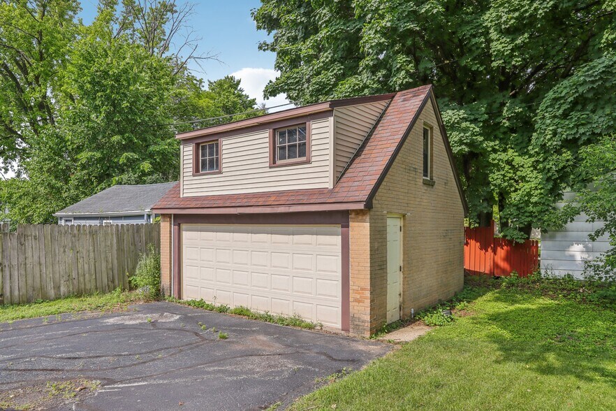 Building Photo - 6225 N Green Bay Ave