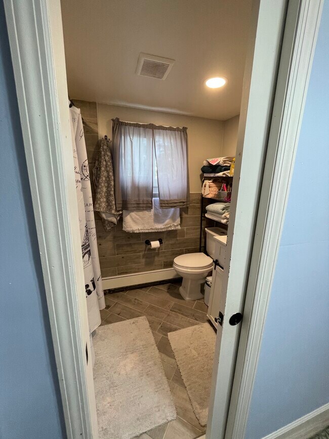 Main bathroom - 53 Cornwell Ave