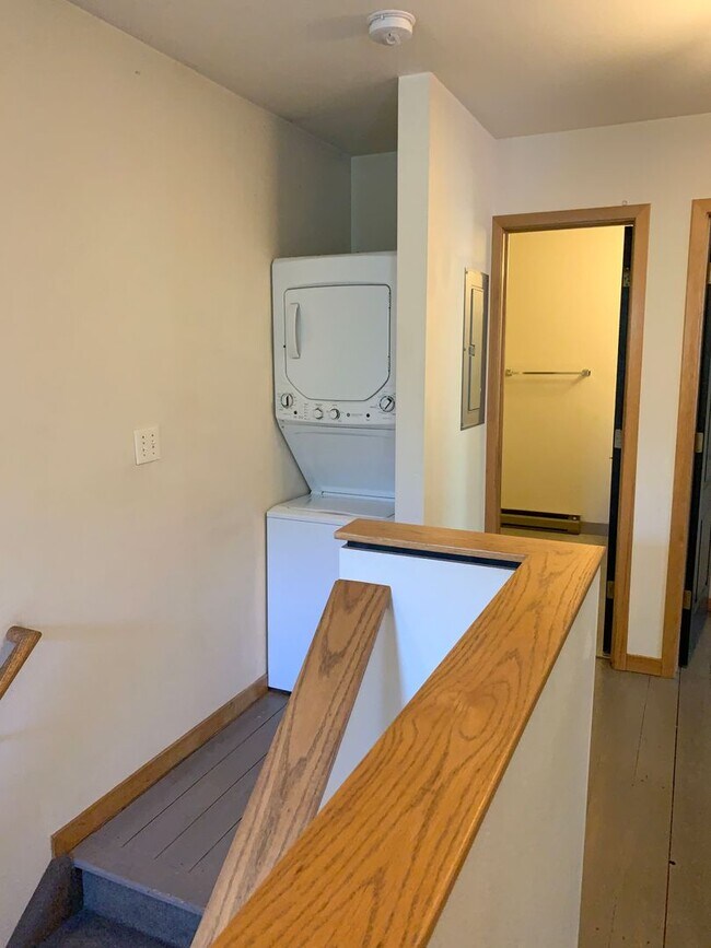 Building Photo - 209 W Mulberry St