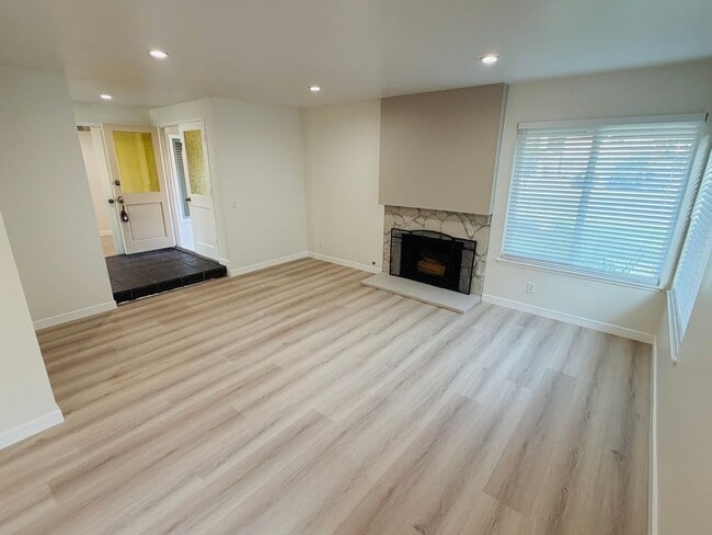 Building Photo - Stylish Single-Story Living in Coveted South Coast Metro