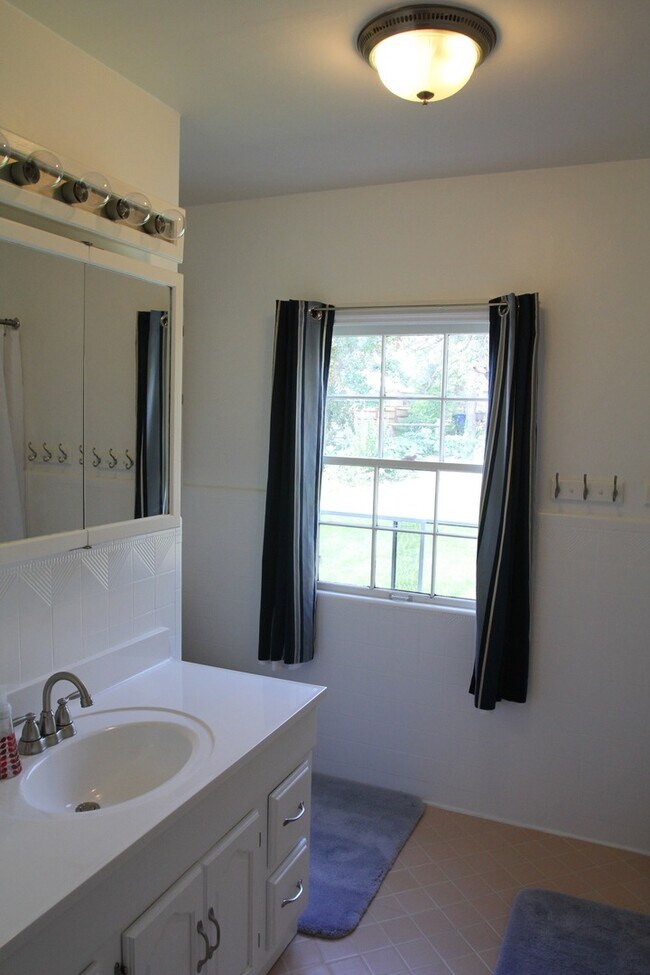 Building Photo - Beautiful Large Home in the Avenues