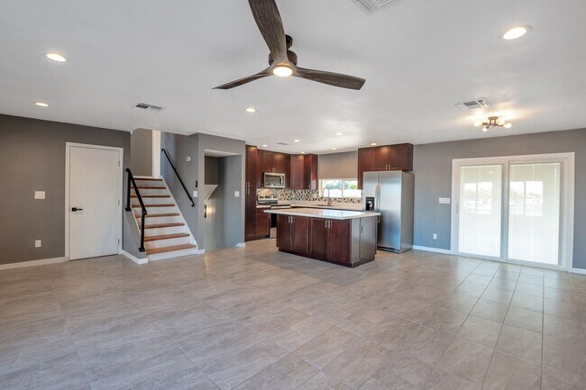 Building Photo - Large 6 Bed/3 Bath house close to ASU with awesome backyard