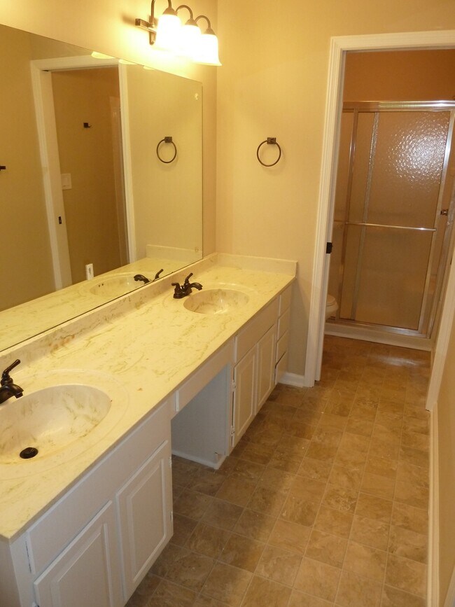 Building Photo - 3 Bed / 2.5 Bath with 2300 Square Feet!! A...