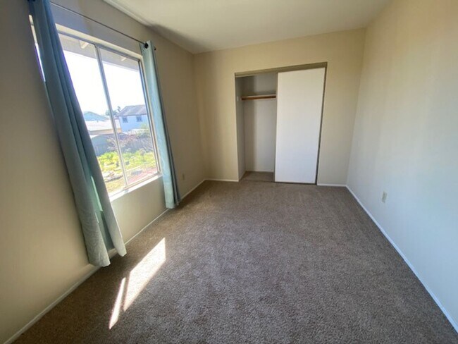 Building Photo - Spacious 3 Bed/2 Bath Duplex~ PG&E & Water...