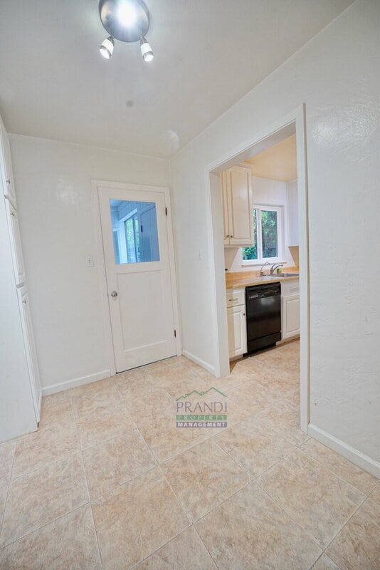 Building Photo - 2309 Fifth Ave