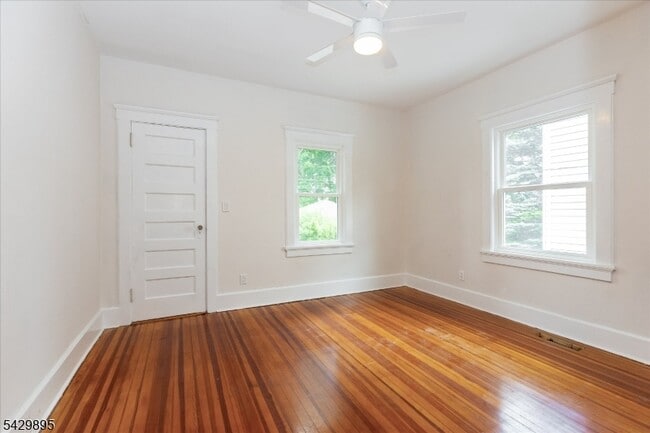 Building Photo - 56 Walnut Crescent