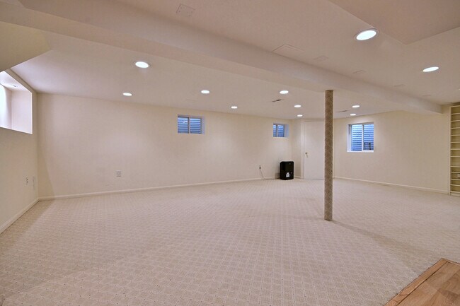 Building Photo - 2360 N Drury Ln