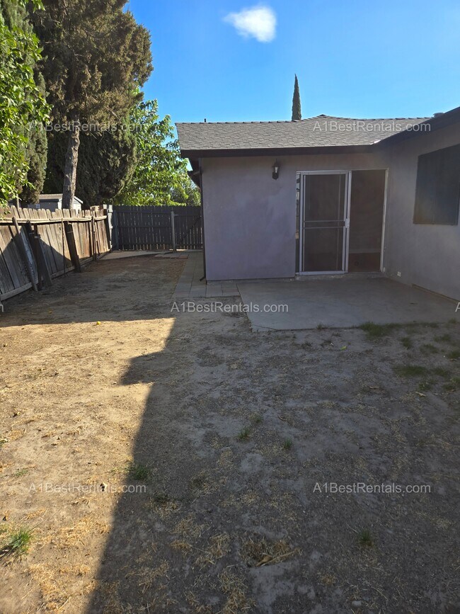 Building Photo - 5025 Estates Dr