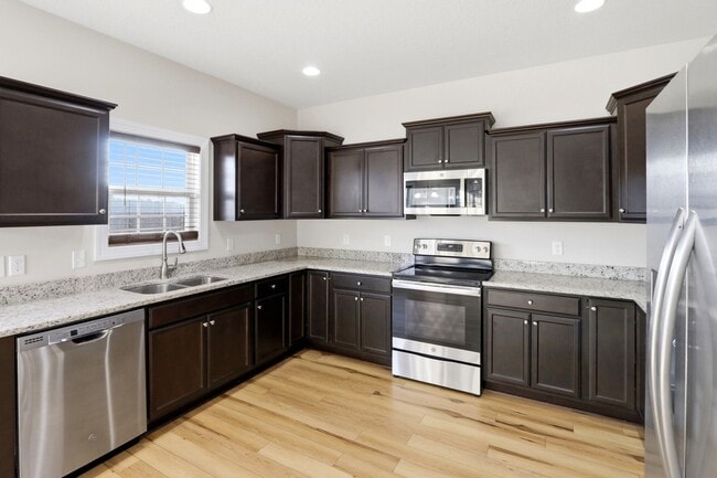 Building Photo - Spacious Living in Stateside – Comfort, Style & Convenience!