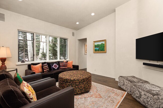 Building Photo - 75 Glen Eagle Dr