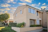 Building Photo - 3 bedroom, 1.5 bathroom townhome