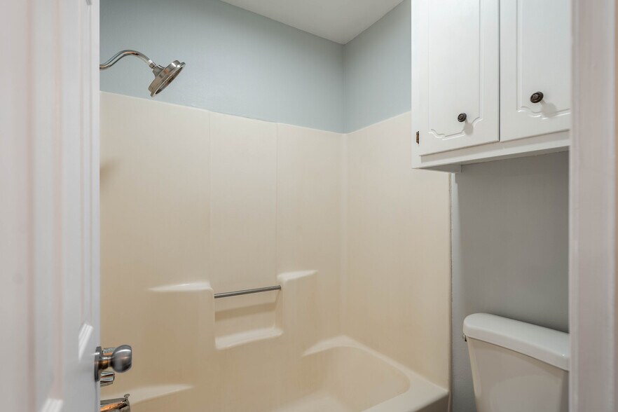 Building Photo - 216 E 91st St