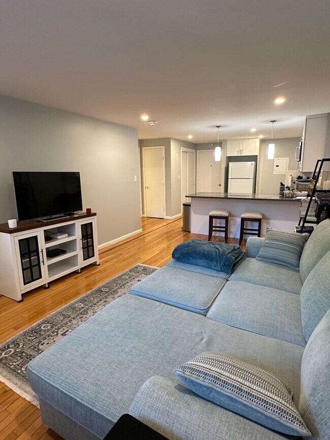 Building Photo - No Broker Fee | 1 Bed with Parking, Pool Access & Heat Included