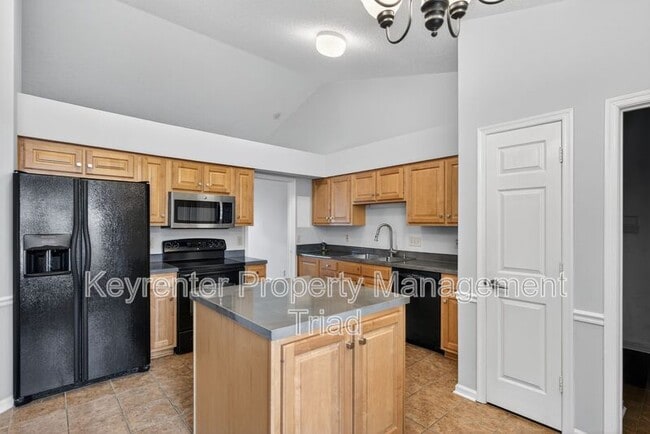 Building Photo - 10 Manor Ridge Ct