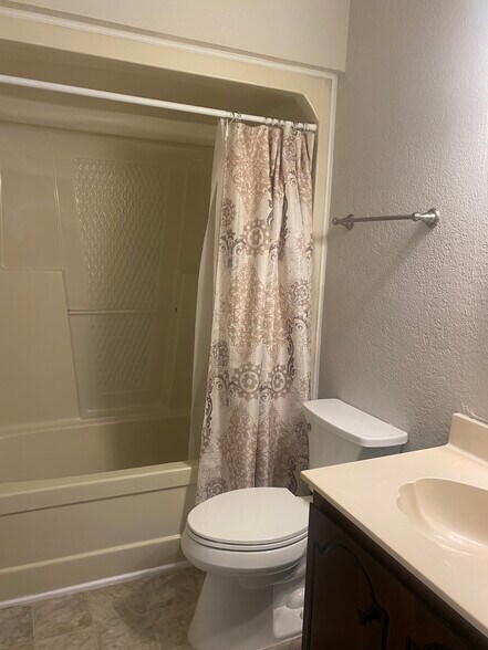 Building Photo - 114 Riviera Rd