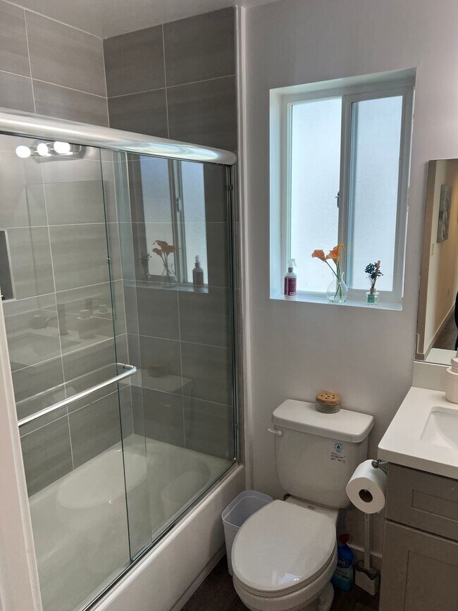 Building Photo - 1119 N Berendo St