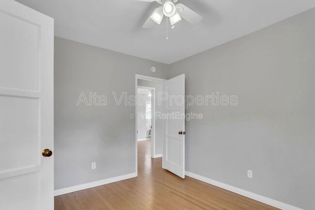 Building Photo - 4865 Lucille Pl