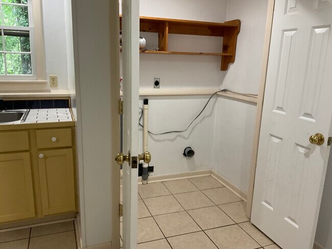 Building Photo - 648 Farm Road