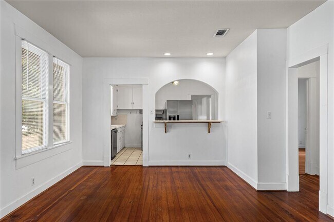 Building Photo - 1202 E 13th St