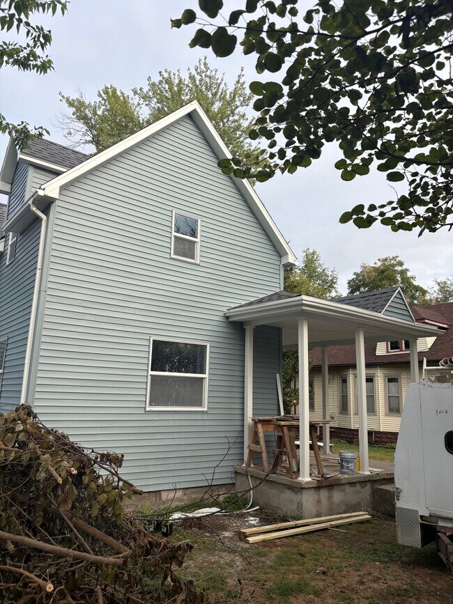 Building Photo - 402 S 2nd St