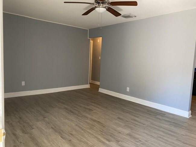 Building Photo - 2613 Drake Dr