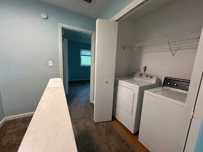 Building Photo - 2BR/1.5BA Townhouse Apartment Conveniently Located!