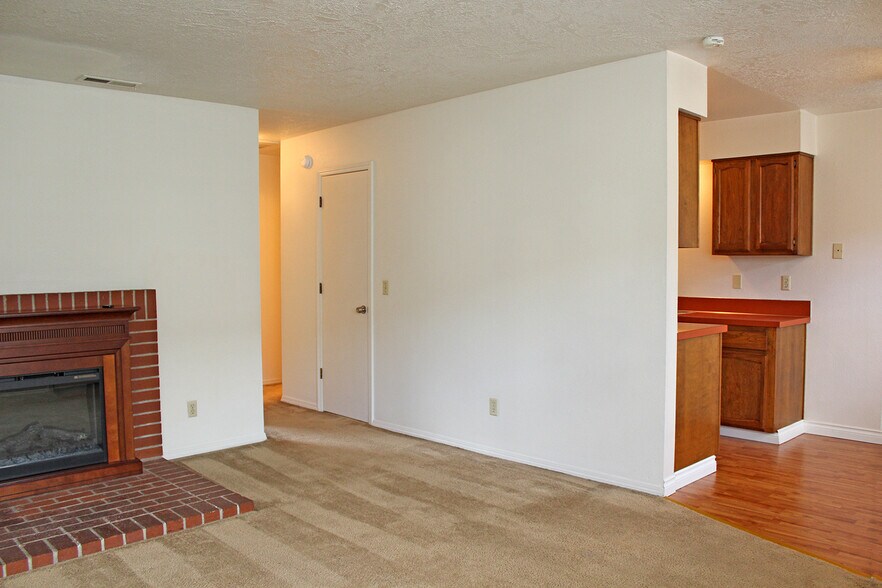 Building Photo - 3805-3805 SE Cesar Estrada Chavez Blvd