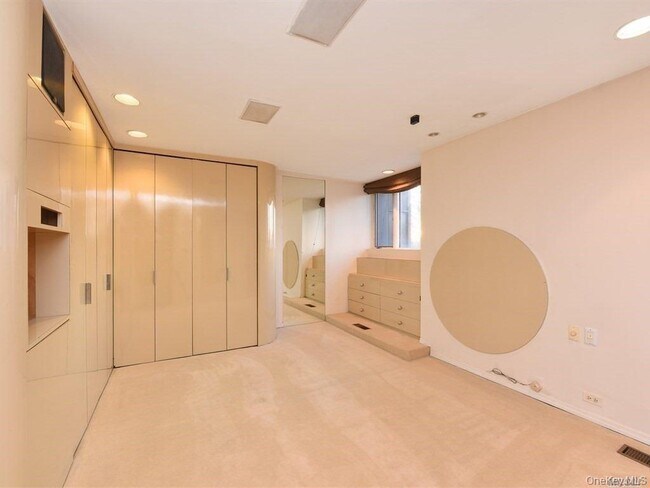 Building Photo - 130 S Middle Neck Rd