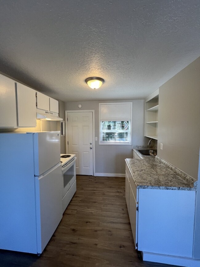 Building Photo - Cute Cottage Style 1 Bedroom Duplex