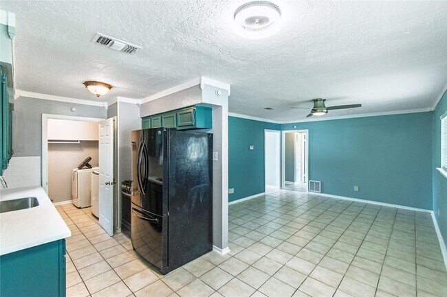 Building Photo - 12906 Southspring Dr