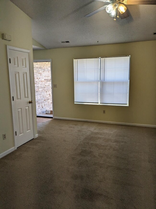 Building Photo - 2411 Carnation Dr