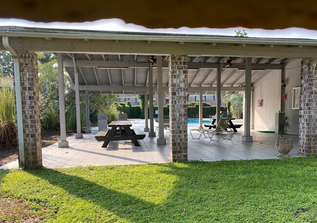 Building Photo - 867 Colony Dr