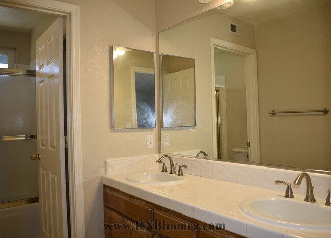 Building Photo - 2400 Carr Ct