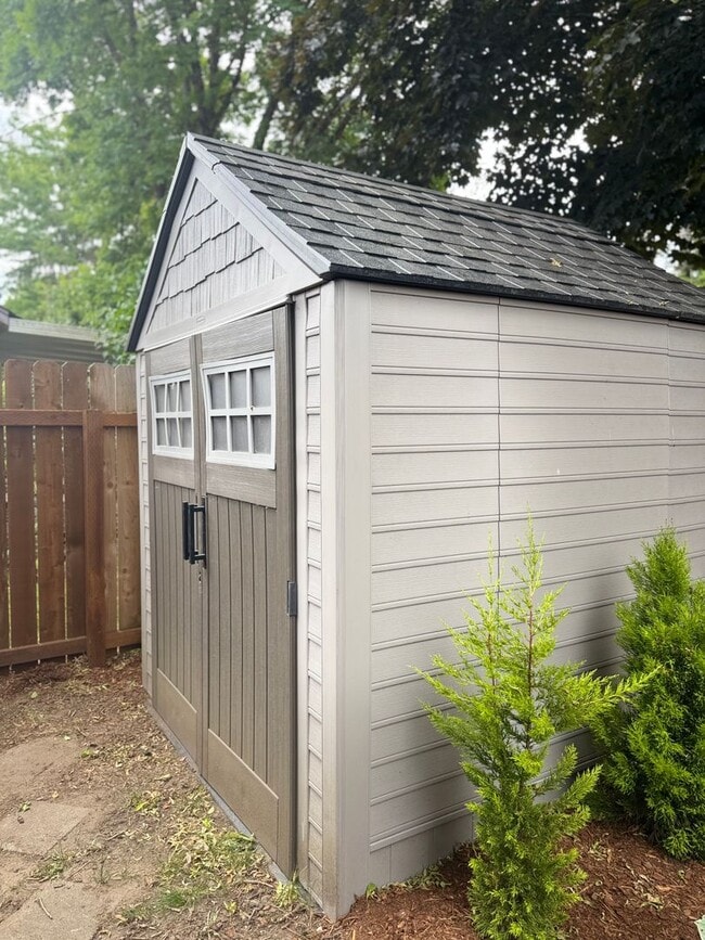 Building Photo - Beautifully Upgraded 3-Bedroom Home on a S...