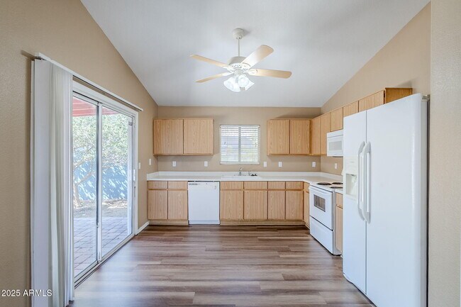 Building Photo - 2117 W Renaissance Ave