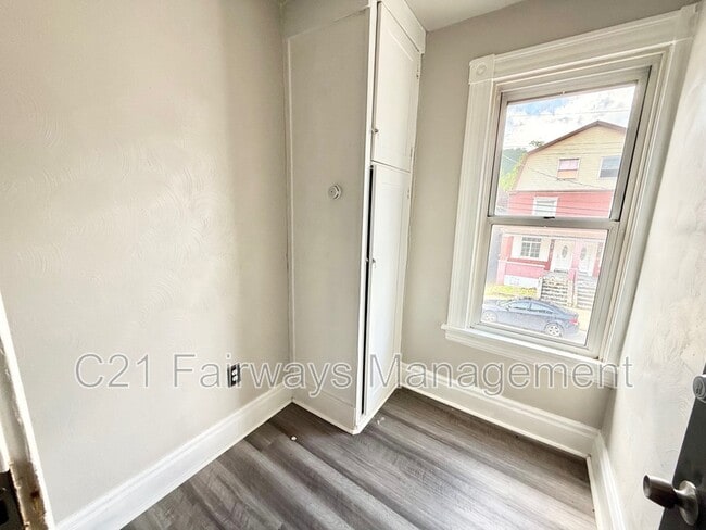 Building Photo - 427 2nd St