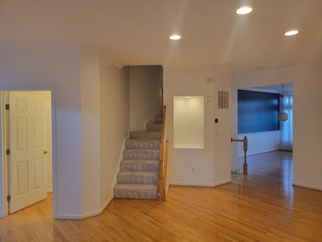 Building Photo - Lovely 3 BR/3.5 BA Townhome in Hanover!