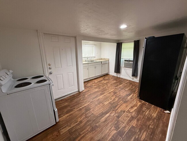 Building Photo - Charming 1-Bedroom Apartment with Hardwood Floors Near Downtown San Antonio