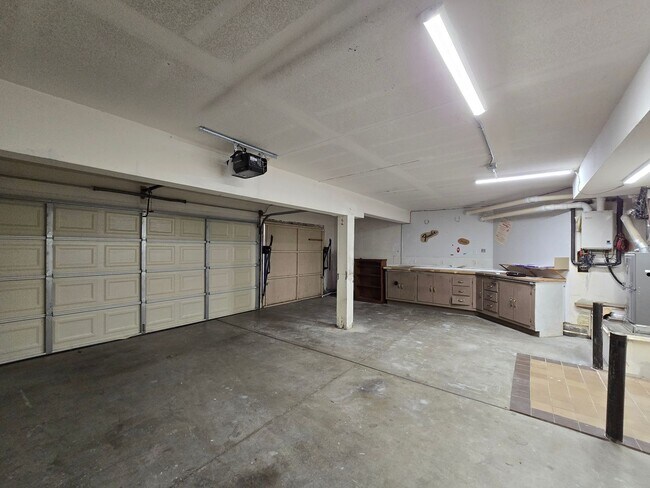 Building Photo - 2602 Overland Ave