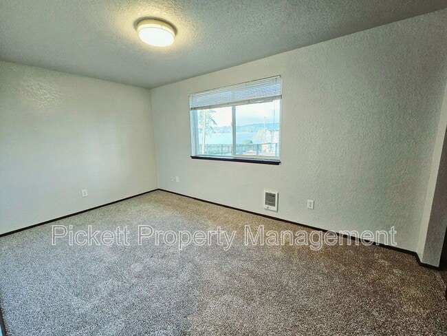 Building Photo - 4619 Beach Dr E