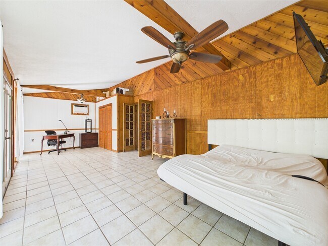 Building Photo - 713 6th St