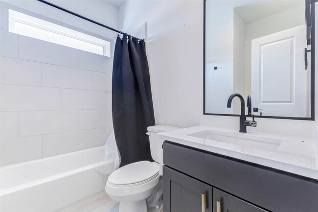 Building Photo - 334 Eastwood St