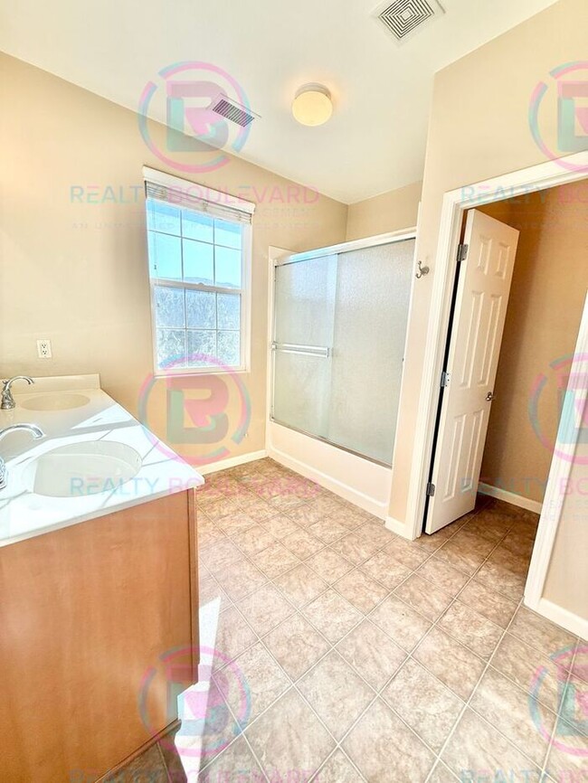 Building Photo - Beautiful townhome in South Meadows! 3-bed...