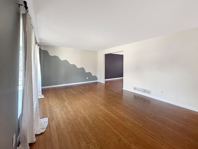 Building Photo - $0 DEPOSIT OPTION. SPACIOUS 5-BEDROOM CENT...