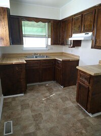 Building Photo - 3 Bedroom and 1.5 Bathroom