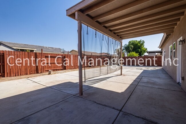 Building Photo - 4 Bedroom, 3 Bath Home in the Desired Southwest - $2495 per month!