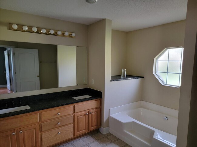 Building Photo - 614 Territory Ln