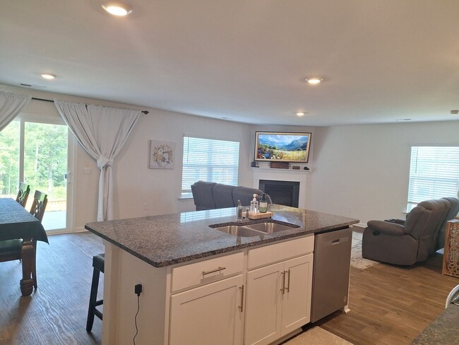 Building Photo - Lovely Four Bedroom Home  Appropriately 5 Minutes Away from Gate Ft Jackson and 30 Minutes from S...