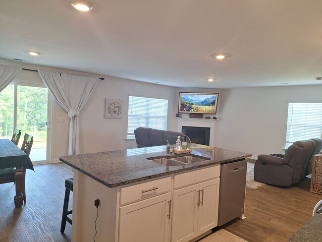 Building Photo - Lovely Four Bedroom Home  Approximately 5 Minutes Away from Gate Ft Jackson and 30 Minutes from S...